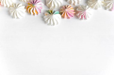 Bir beze desteğiyle pembe bir arka plan üzerinde için çerçeve. Pembe bir arka plan üzerinde renkli meringues tasarımı için temel.