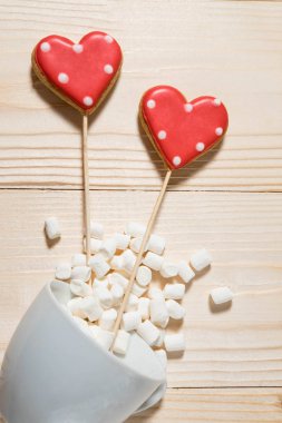 Gingerbread şekerleme ve bir ahşap zemin ile bir kalp şeklinde fotoğraf. Sevgililer günü için fotoğraflar. Aşk, anneler günü, bir çocuğun doğumu.