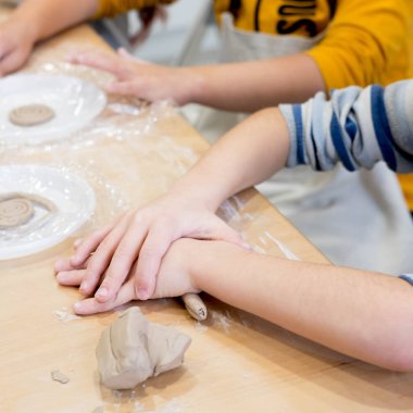 Çamurdan kalıp çocuk eller. Çocukların yaratıcılık. El sanatları Clay. Kil modelleme dersleri