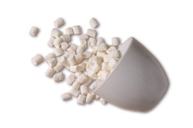 Beyaz arka plan üzerinde izole marshmallow ile fincan. Hatmi izole beyaz bir arka plan üzerinde