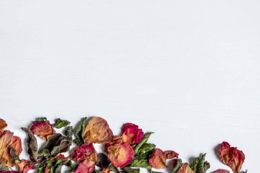 Kurutulmuş yaprakları ve gül yaprakları ile arka plan. Kavramı ile kurutulmuş gül yaprakları. Fotoğraf üzerinde. Kurutulmuş gül yaprakları ve yaprakları ile tebrik kartı için çerçeve.