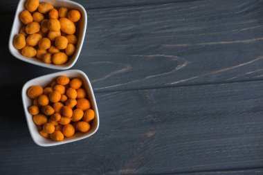 Bira için fındık ile arka plan. Karanlık bir arka plan üzerine kavrulmuş fındık.