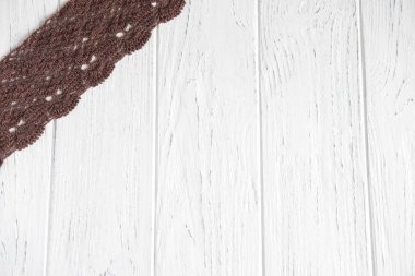 Dantel ile tebrik kartı için arka plan. Örme dantel ile ahşap arka plan.