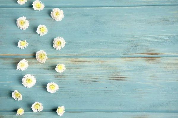 Quadro Texto Com Flores Flores Brancas Naturais Fundo Madeira Azul — Fotografia de Stock