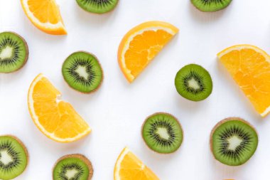 Desen limon. Beyaz ahşap zemin üzerinde kivi ve portakal dilimleri. Taze ve natkralnye vitamin. Sağlıklı gıda.