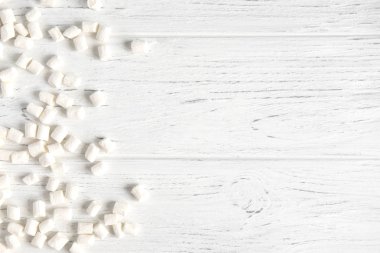 Arka plan beyaz ahşap zemin üzerinde marshmallow ile banner için. Arka plan ile tatlılar. Kafe, tatlı dükkanı için arka plan tasarımı