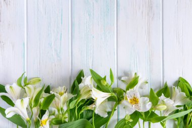 Tebrikler metinle Alstroemeria doğal çiçek ahşap zemin için çerçeve. Doğal renklerle tebrik kart tasarımı. Alstromeria ile metin için arka plan. Düz yatıyordu, en iyi görünümü.