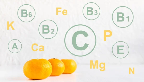 Infografía con una lista de vitaminas en mandarina. Comida saludable. Vitaminas y minerales en las mandarinas. Alimento bajo dieta, vegetarianismo. Vitamina C —  Fotos de Stock