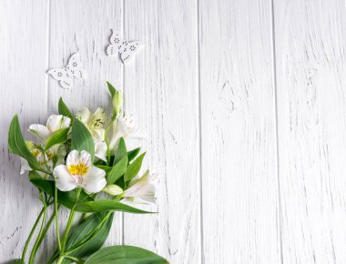 Tebrikler metinle Alstroemeria doğal çiçek Beyaz ahşap zemin üzerinde için çerçeve. Doğal renklerle tebrik kart tasarımı. Alstromeria ile metin için arka plan. Düz yatıyordu, üst v