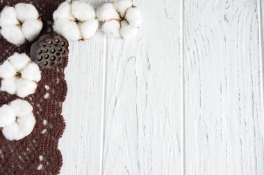 Gerçek pamuk çiçek, gri yün kumaş, metin için çerçeve, ahşap arka plan üzerinde lotus ile banner için çerçeve. Çiçek ile tebrik kartı. Pamuk çiçekli metin için çerçeve. Düz yatıyordu, en iyi görünümü.