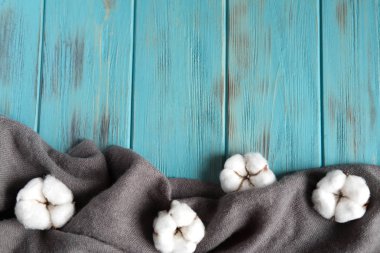 Pamuk çiçek ve çalı doğal kurutulmuş yaprakları ile ahşap arka plan. Doğal pamuk çiçek ve kopya alanı arka plan. Düz yatıyordu, en iyi görünümü.