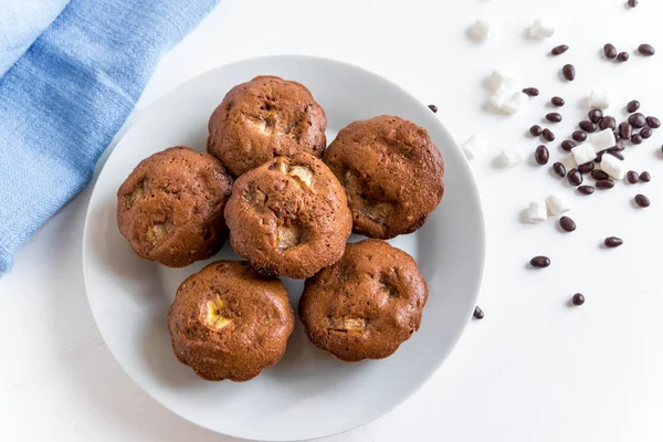 Foto van zelfgemaakte muffins met droge bloemen op houten achtergrond. Homemade bakken. Chocolade muffins met bananen. Chocolade bananen taart. Huis keuken — Stockfoto