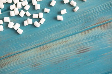 Arka plan için mavi ahşap arka plan üzerinde marshmallow ile banner. Arka plan ile tatlılar. Kafe, tatlı dükkanı için arka plan tasarımı