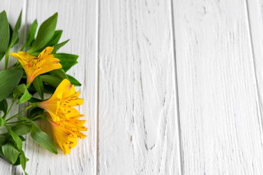 Tebrikler metinle Alstroemeria doğal çiçek ahşap zemin için çerçeve. Doğal renklerle tebrik kart tasarımı. Alstromeria ile metin için arka plan. Düz yatıyordu, en iyi görünümü.