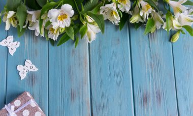 Kare metin doğal çiçekler, kelebekler, Hediyelik tebrik için. Arka plan için mavi renk afiş Alstroemeria çiçekleri ile. Düz yatıyordu, en iyi görünümü.