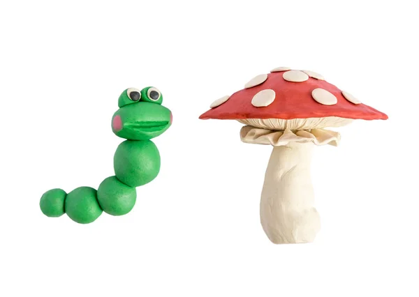 毛毛虫和阿玛妮塔模塑从塑料孩子隔离在白色的背景。来自塑料的毛虫和蘑菇 — 图库照片