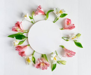 Tebrikler metinle Alstroemeria doğal çiçek ahşap zemin için çerçeve. Doğal renklerle tebrik kart tasarımı. Alstromeria ile metin için arka plan. Düz yatıyordu, en iyi görünümü.