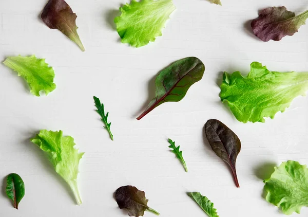 Motif avec laitue pour l'arrière-plan sur le site. Verts à salade et produits diététiques. Une bonne nutrition et le végétarisme. Fond avec des feuilles de laitue. Couché plat, vue du dessus . — Photo