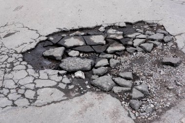 Kötü yollar. Asfalt yolu tamir edin. Karayolunun yok edilmesi. Yollar, çukurlar yolda yıkım