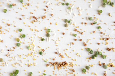 Beyaz bir arka plan üzerinde karabuğday, buğday, bezelye ve pirinç ile Desen. Gıda için sağlıklı tahıllar ile Desen