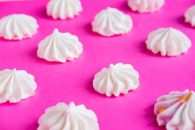 Parlak pembe arka planda tatlıfotoğrafı. Pembe bir arka plan üzerinde Beze desen Sweets