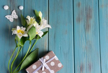 Çiçeklerle tebrik kartı için çerçeve. Ahşap bir arka plan üzerinde doğal alstroemeria çiçekleri ile Afiş. Alstroemeria çiçekleri ile metin için Çerçeve. Düz döşeme, üst görünüm.