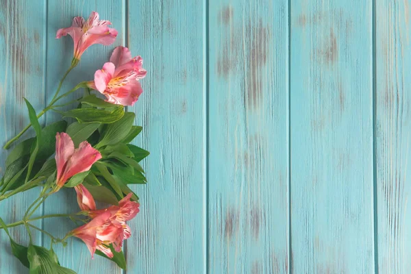 Κορνίζα για Ευχετήρια κάρτα με λουλούδια. Πανό με φυσικό Alstroemeria λουλούδια σε ένα ξύλινο φόντο. Πλαίσιο για το κείμενο με λουλούδια από Alstroemeria. Επίπεδη όψη, κορυφή θέα. — Φωτογραφία Αρχείου