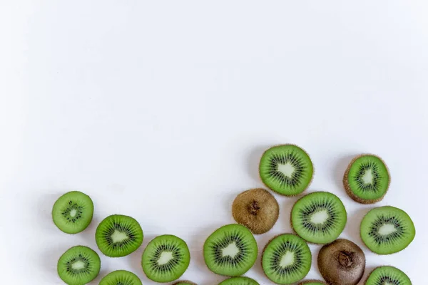 Bakgrund för profil, design, tryckning med frukt. Färska Kiwi skivade. Grunden för bannern med kiwi. Färska och natkralnye vitaminer. Hälsosam mat — Stockfoto