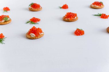 Çerçeve sandviç somon tarafında kırmızı havyar ile aksanlı. Infoblock. Deniz afiş. Lüks ve zenginlik. Sağlıklı gıda, protein yiyecek.