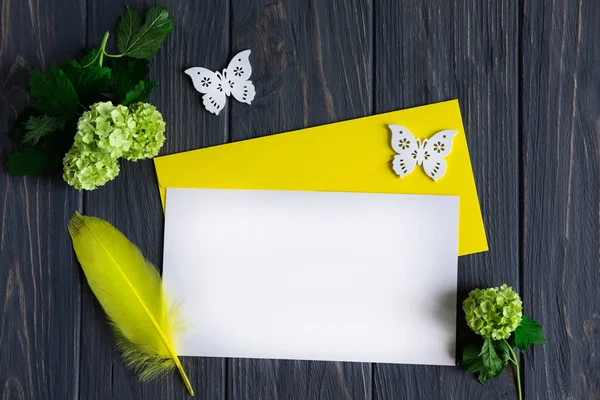 Letter sablon üdvözlő felirat sárga-zöld virágok szürke fa háttér. Keret üdvözlő banner, képeslap. Lapos feküdt, felülnézet — Stock Fotó