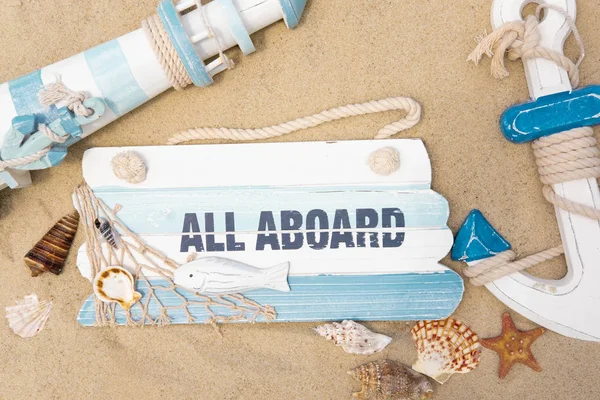Travel banner sablon. Képek a világítótorony, horgonyok, tengeri kagylókból és a tábla a felirat. Turista, tengeri háttér — Stock Fotó