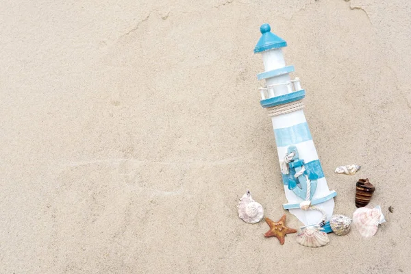 Banner de mar con faro y conchas sobre arena. En blanco para postal o banner turístico. Viajes y turismo — Foto de Stock