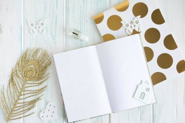 Etiket, yazıt, ışık ve altın renkte promosyon kodu için mockup. Not defteri ve kopya alanı ile kalem. Metin için çerçeve. Yukarıdan görüntüle. Mockup Not defteri