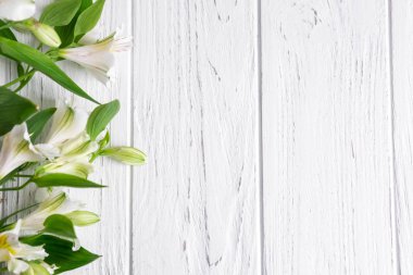 Beyaz renk ve kelebekler doğal çiçekleri ile koyu ahşap bir arka plan üzerinde boş kağıt, posta zarf kadar Mock. Boş, metin için çerçeve. Çiçeklerle tebrik kartı tasarımı. Aalstroemeria