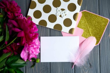 Şakayıklı arka plan. Pembe ve bordo şakayıklar ahşap bir arka plan üzerinde kopya için alan. Çiçeklerle metin çerçeve. Şakayıklı tebrik kartı. Düz döşeme, üst görünüm.