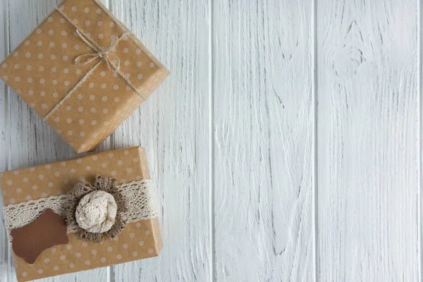 Dos cajas de regalo sobre un fondo de madera claro con un lugar para Copispeys. Marco para el texto de saludo con cajas de regalos. Felicitaciones por el Año Nuevo, Día de la Madre, San Valentín — Foto de Stock