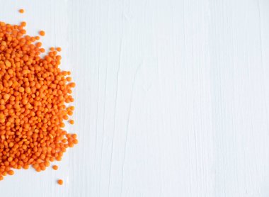 Mercimek copispeys için bir yer ile beyaz ahşap bir arka plan üzerinde haşlanmış değil. Yüksek protein içeriği olan yulaf lapası. Mercimek yakın çekim