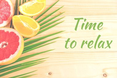 Rahatlamak için yazıt zamanı. İş ve okuldan yaz tatili ile ilgili kartpostal