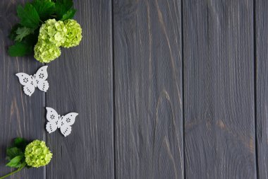 Gri ahşap arka plan üzerinde bir yazıt için bir yer ile sarı renkli yabani çiçekler. Kır çiçekli tebrik kartı. Tebrik banner şablonu. Düz döşeme, üst görünüm