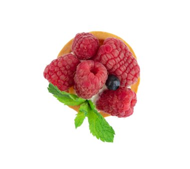 Taze ahududu ve nane beyaz bir arka plan üzerinde izole çilek ile tartlets kapatın. Ahududulu kek. Yukarıdan görüntüle