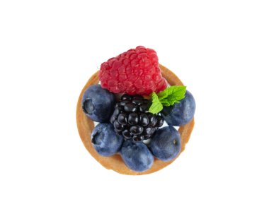 Ahududu, böğürtlen, böğürtlen, yaban mersini, beyaz arka plan izole çilek ile Tartlet. Çilek, nane yaprağı ve peynir kremaile kek. Yukarıdan görüntüle