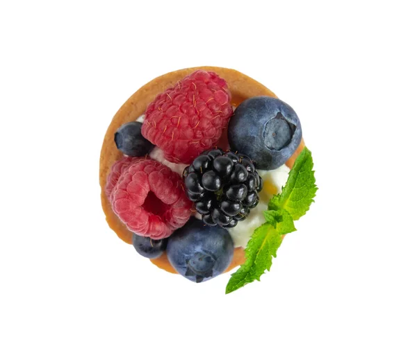 Törtchen mit Himbeeren, Heidelbeeren, Brombeeren, Blaubeeren isoliert auf weißem Hintergrund. Kuchen mit Beeren, Minzblättern und Käsecreme. Blick von oben — Stockfoto