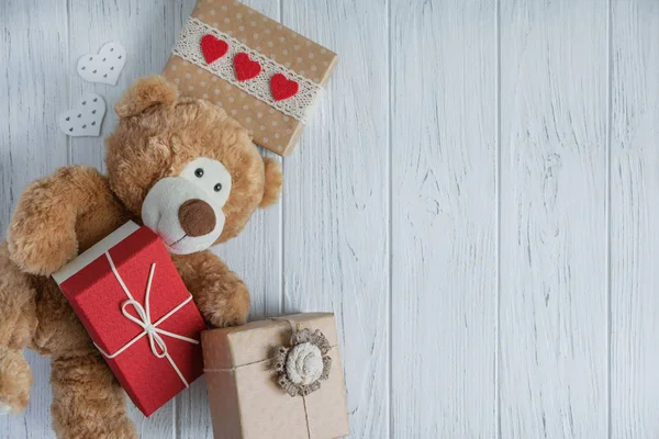 Diseño de la pancarta de felicitación con cajas y un oso de juguete sobre un fondo blanco. Marco para tarjeta de felicitación de cumpleaños. Venta y regalos, promociones tienda —  Fotos de Stock