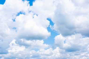 Bulutlarla arka plan gökyüzü. Reklam için güzel beyaz bulutlar ile Mavi gökyüzü.