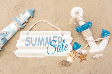 Banner yaz indirimi. deniz feneri, ahşap bir arka plan üzerinde yazıt yaz satış ile çapa. Promosyon, indirim, satış