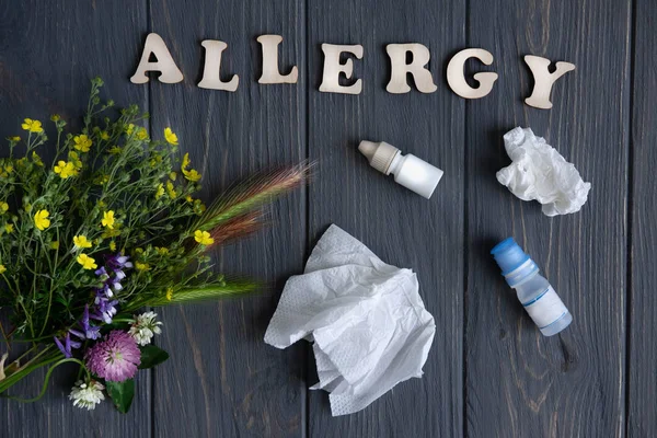 Εννοιολογική φωτογραφία με αγριολούλουδα, σταγόνες μύτης και εσάρπες. Αλλεργία. Σταγόνες αλλεργίας. Εποχιακή αλλεργία στη γύρη λουλουδιών — Φωτογραφία Αρχείου