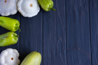 Sebzelerle metin çerçevesi. Salatalık, Biber, çalı kabak ve yazıt için bir yer ile Arka plan. Beslenme için yararlı yeşil sebzeler. Vejetaryen yemekleri. Düz döşeme, üst görünüm.