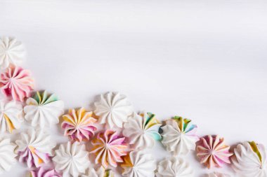 Bir beze desteğiyle pembe bir arka plan üzerinde için çerçeve. Pembe bir arka plan üzerinde renkli meringues tasarımı için temel. Şekerleme afiş, kafe, tatlı dükkanı için temel