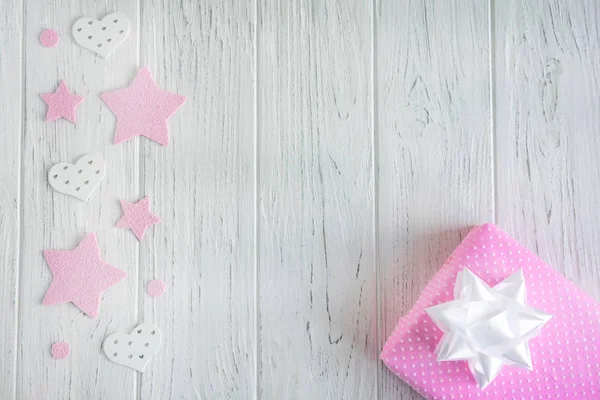 Diseño de banner de bienvenida con estrellas rosadas, corazones y una caja con un regalo. Marco para felicitaciones de texto para una niña, una niña recién nacida. Tarjeta de felicitación con un regalo de color rosa . — Foto de Stock