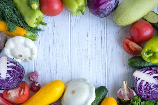 Bir yazıt için bir yer ile yanlarında beyaz bir arka plan üzerinde Sebzeler. Metin için çerçeve. Domates, salatalık, maydanoz, Biber, çalı kabak, lahana
